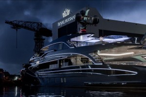 Royal Huisman: laser light display to celebrate PHI's delivery