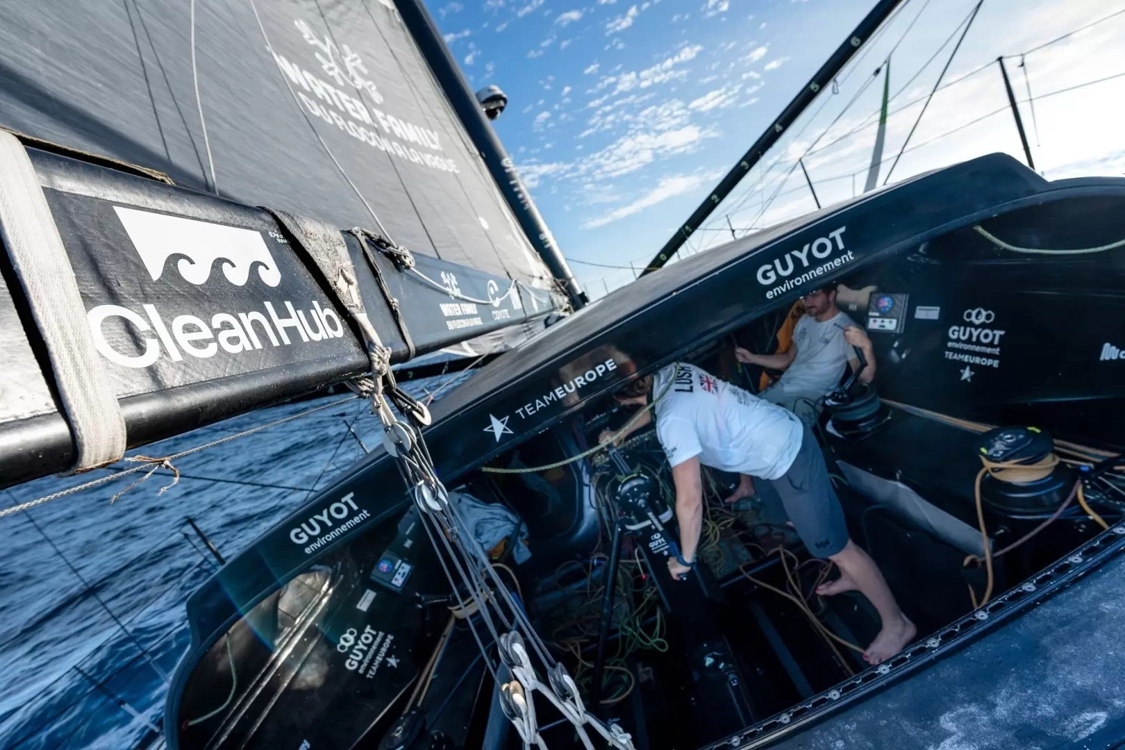 GUYOT environnement - Team Europe has dismasted, all onboard are safe