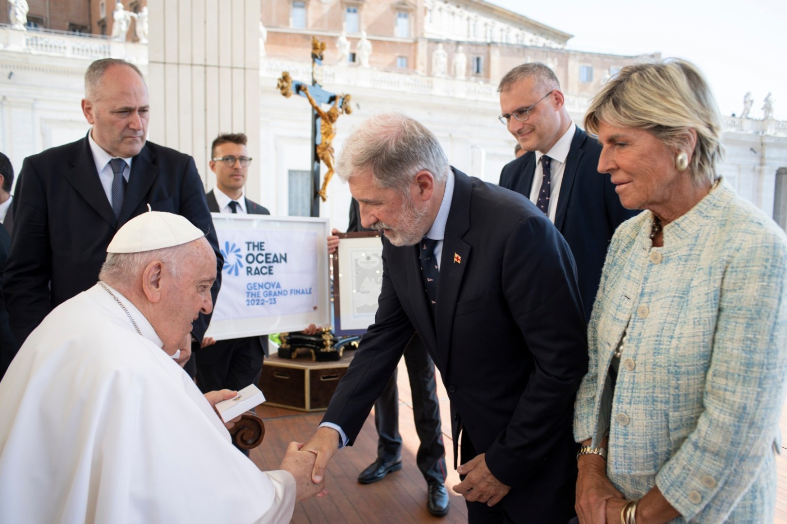 Il Sindaco Bucci dona a Papa Francesco la bandiera The Ocean Race Genova The Grand Finale © Vatican Media