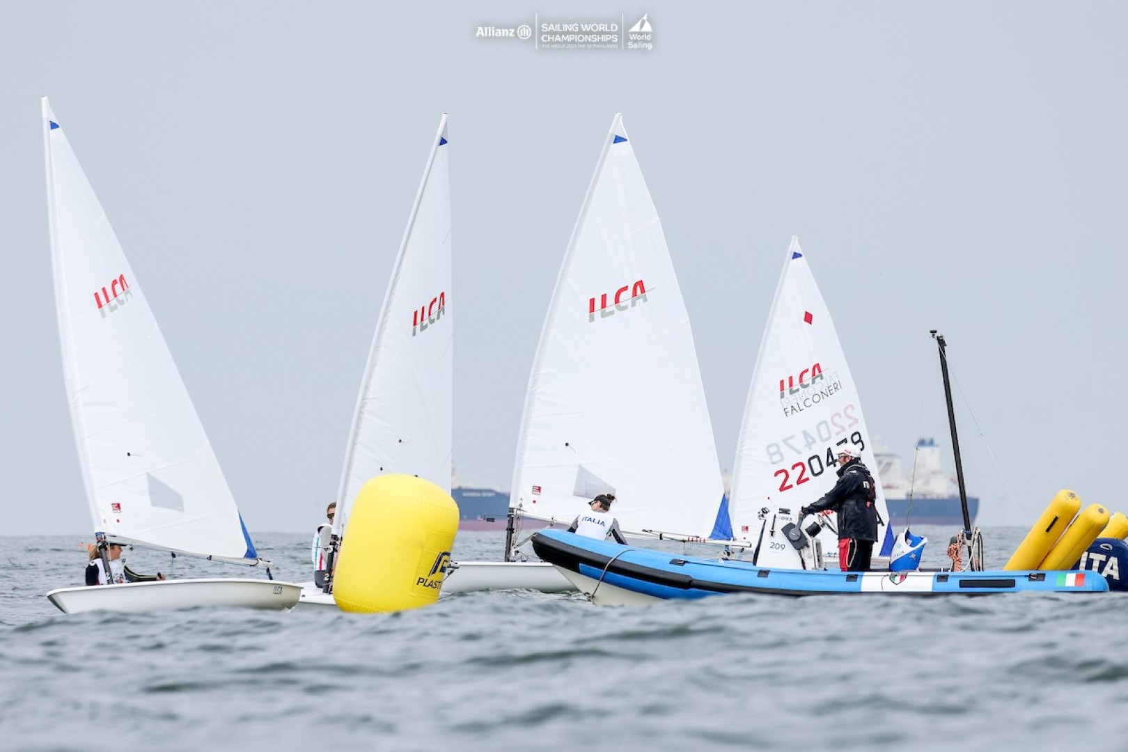 Terzo giorno dei Sailing World Championships di Den Haag con vento oscillante e onda corta.