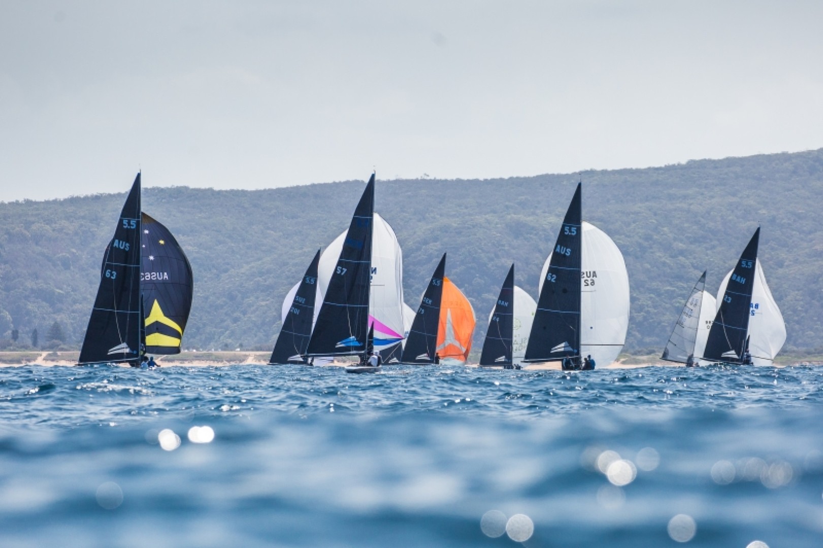 La flotta dei 5.5 riunita a Porto Cervo per disputare 10 giorni di regate, incluso il Campionato Mondiale.

﻿Crediti foto: Robert Deaves