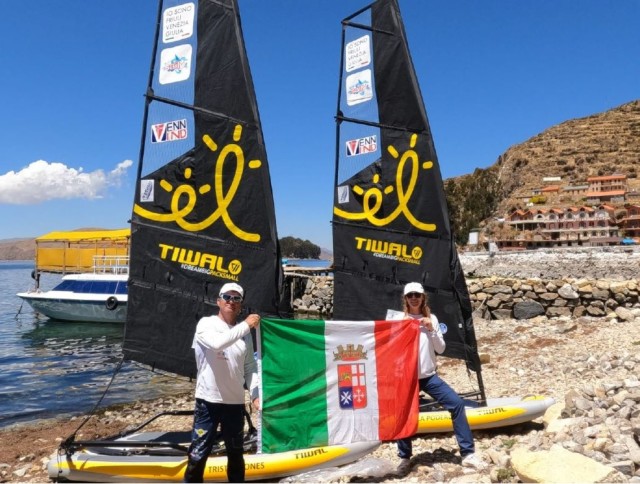 Franco Deganutti ed Elisabetta Maffei alla partenza del Match Race più Alto del Mondo sull’Isla del Sol – Bolivia con la bandiera Italiana ed il Guidone Sociale della SVOC