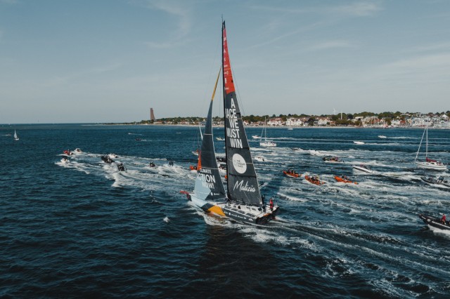 Team Malizia wurde während des Fly-Bys der Ocean Race in Kiel im letzten Jahr von einer unglaublichen Anzahl von Zuschauerbooten und Zehntausenden von Menschen am Ufer begeistert begleitet ©️ Jan-Eric Winkelmann / Funkhaus
