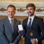 Staatsrat Christoph Holstein überreichte Boris Herrmann das Bundesverdienstkreuz am Bande, eine der höchsten deutschen Auszeichnungen Foto: Marie Lefloch/ Team Malizia