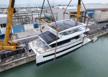 Silent-Yachts liefert erste solarbetriebene Silent 62 3-Deck aus