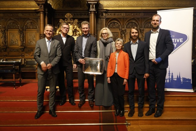 Die Crew der Humphreys 39 „Ginkgo“ erhielt die Auszeichnung von Hamburgs Staatsrat Christoph Holstein (links). © Hinrich Franck