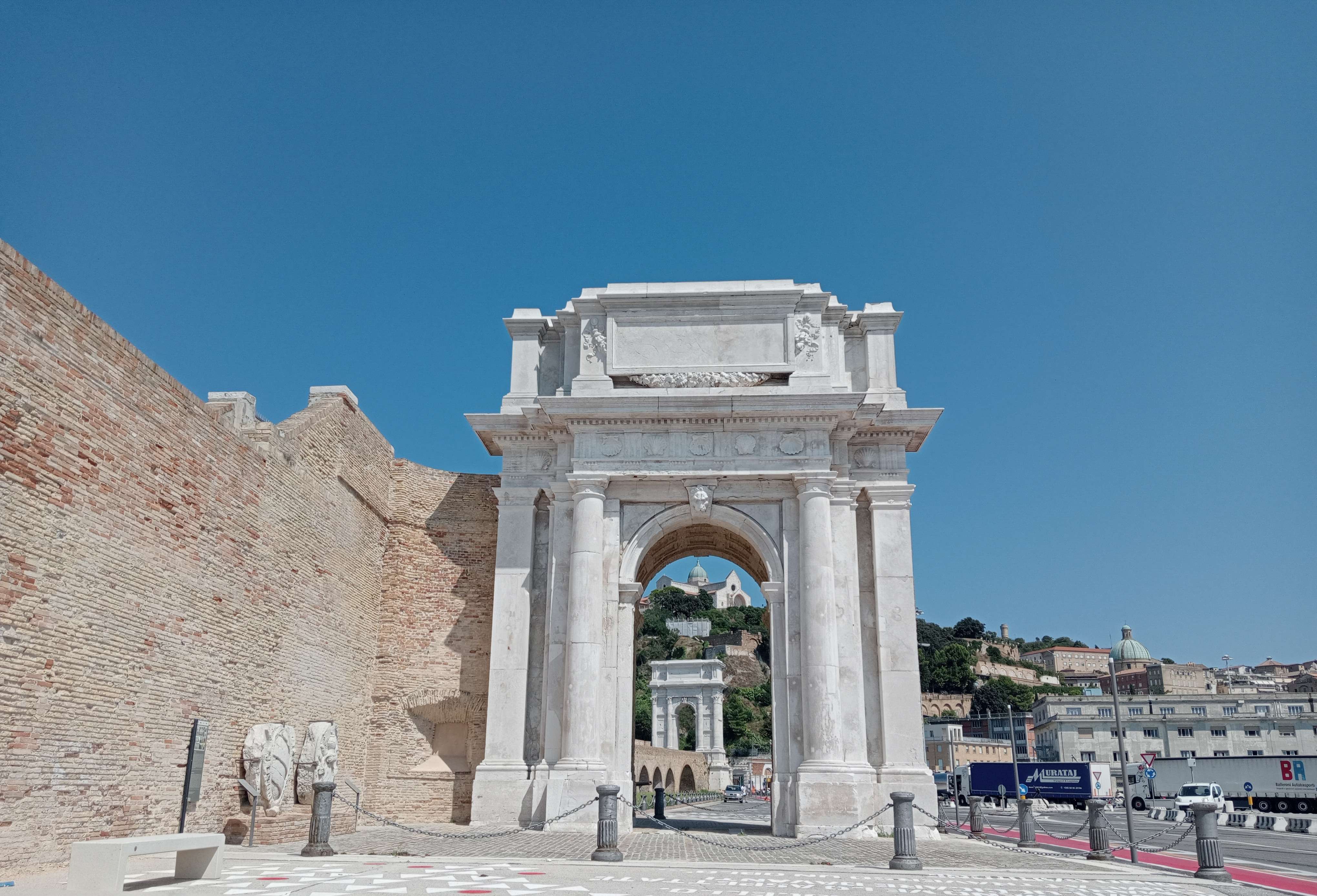 Porto di Ancona: Rimossa al porto antico la torre faro davanti alla porta clementina