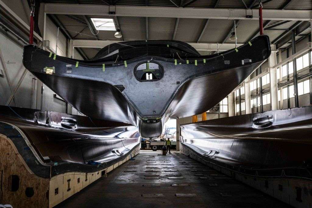 Ferrari Hypersail, il demoulding svela lo scafo definitivo