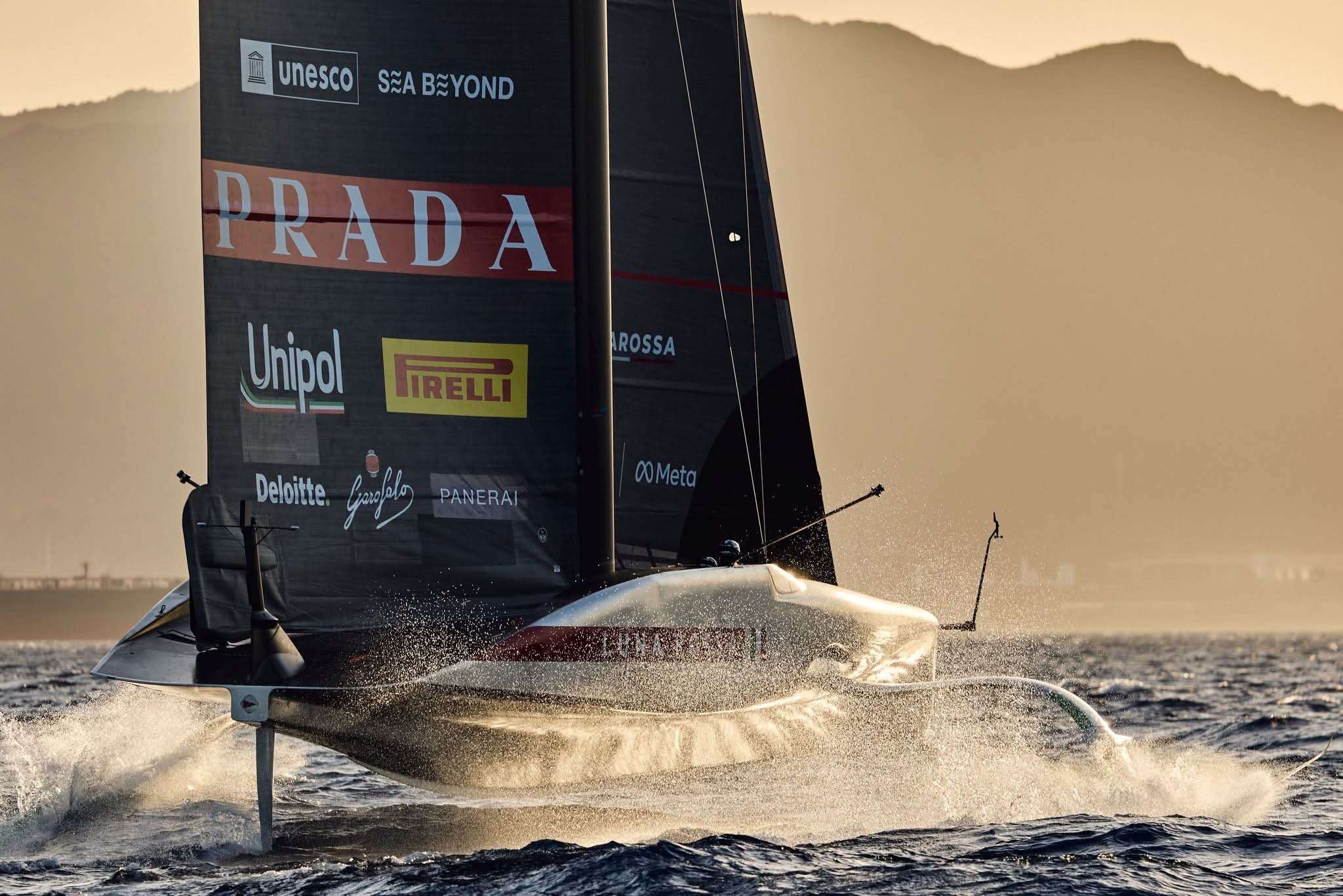 Luna Rossa, prima uscita sull’AC75 a Cagliari: debutto prudente ma velocit&agrave; gi&agrave; oltre i 40 nodi