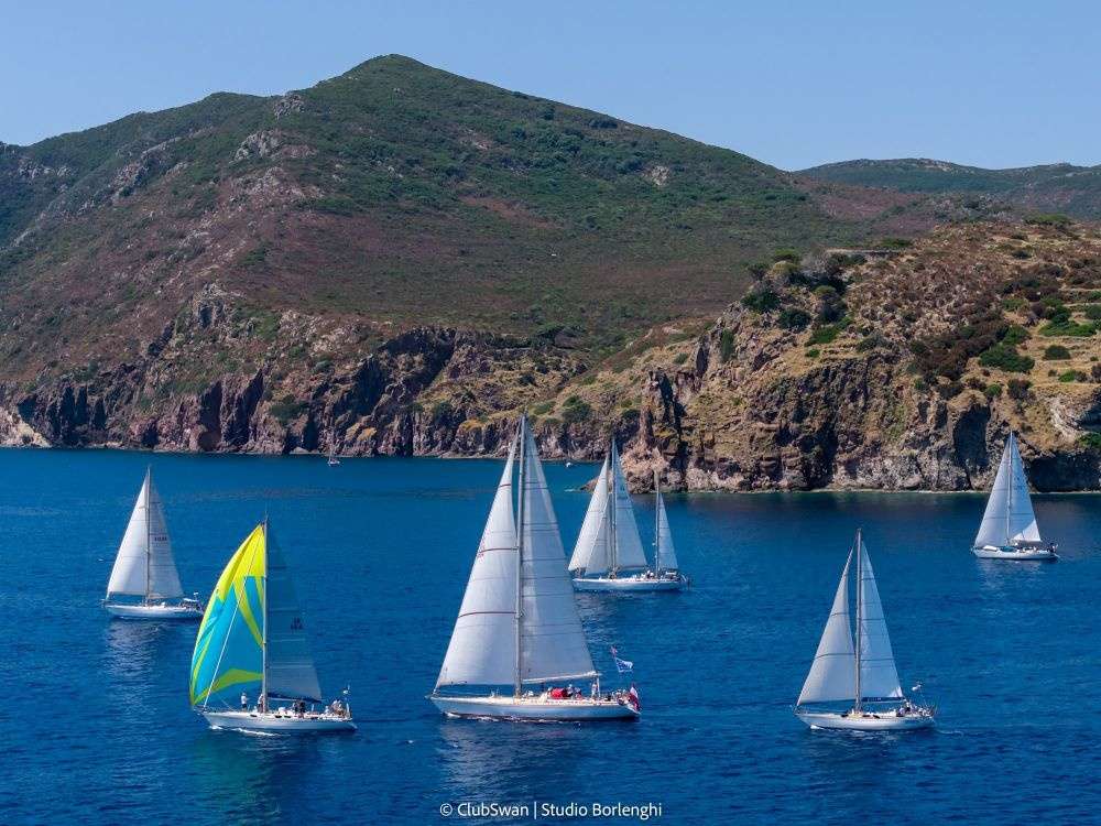 A Capraia debutta la Swan Heritage Reunion: 25 yacht celebrano la storia di Nautor Swan