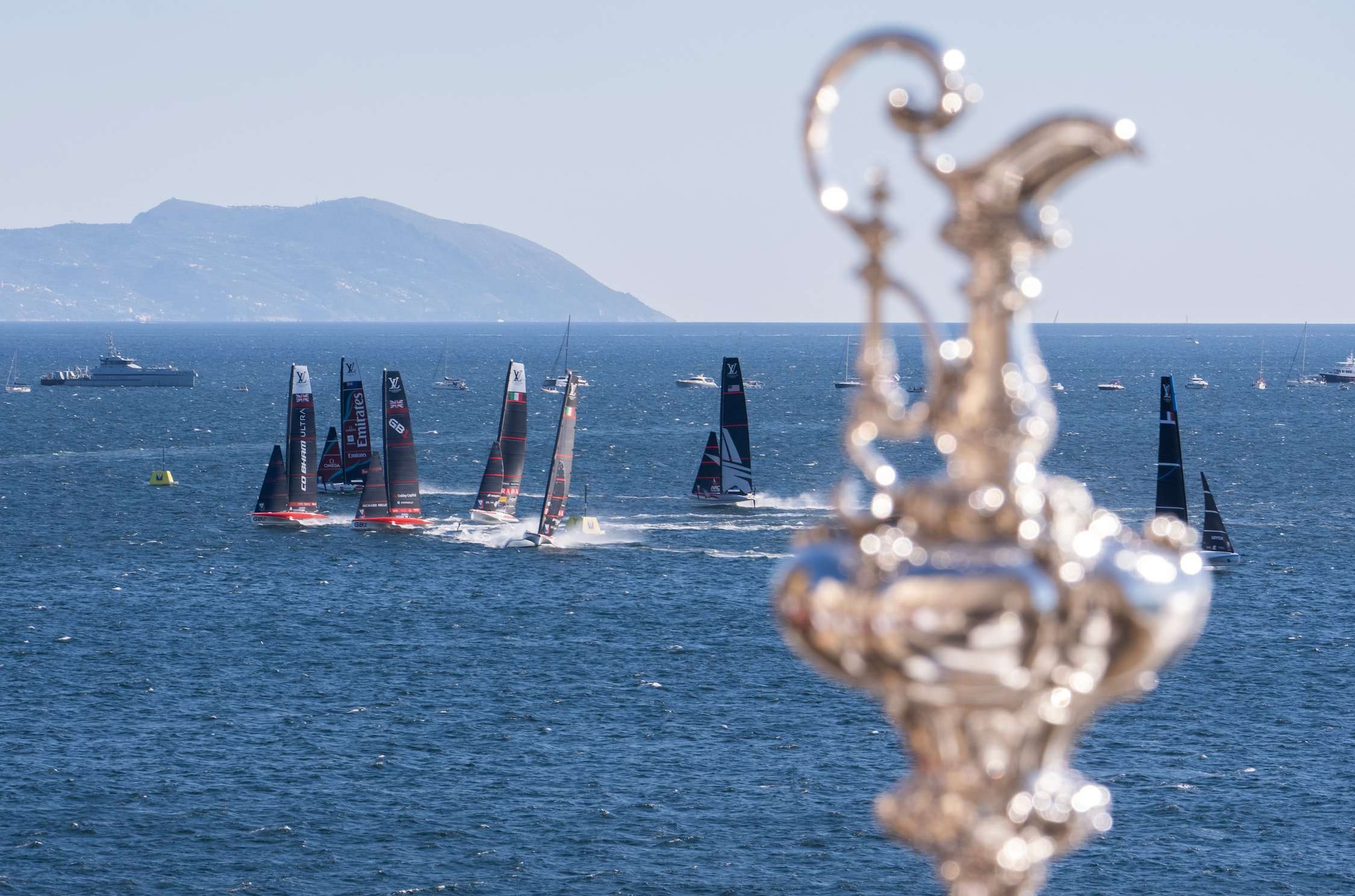 America’s Cup Napoli Day 2, Luna Rossa resta in testa tra rimonte e due vittorie francesi