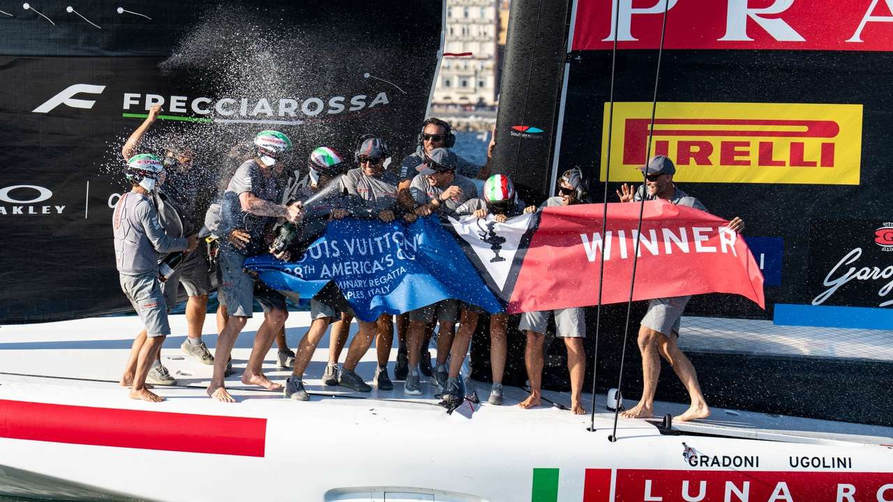Luna Rossa Senior trionfa a Napoli davanti a un pubblico in festa