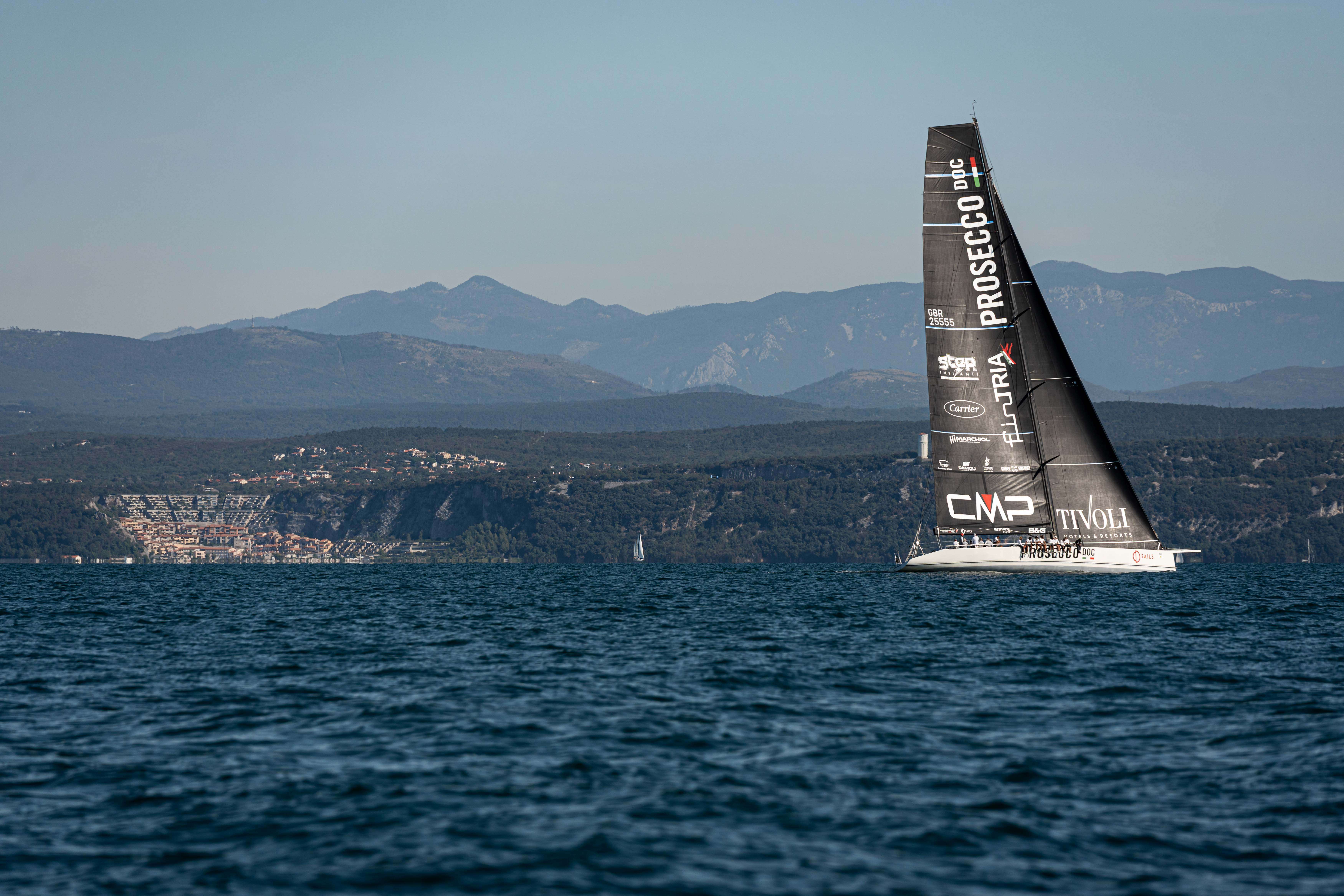 Il Maxi 90′ Shockwave&sup3; primo in reale al 43&deg; Trofeo Due Castelli