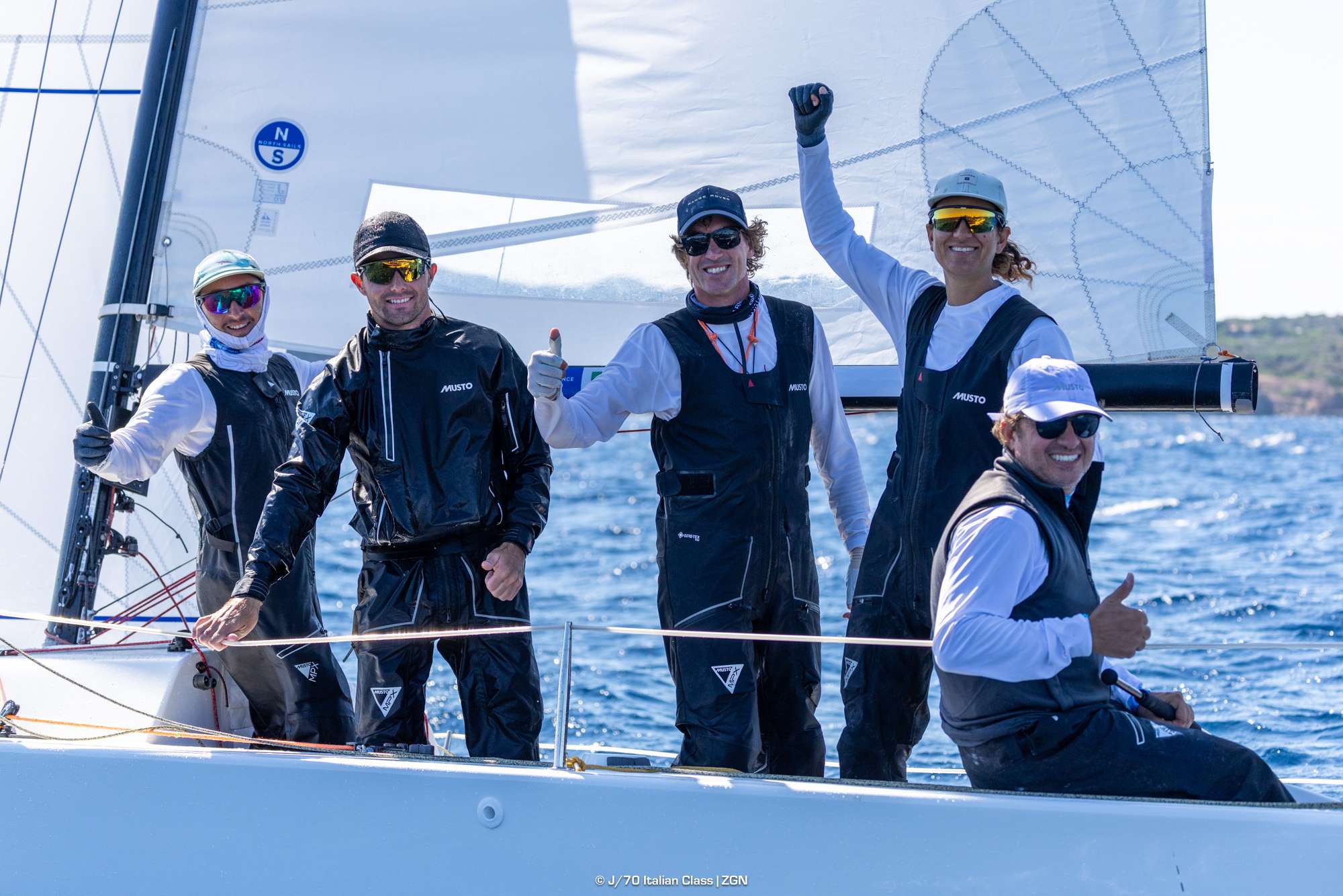 J/70 Cup 2026: J Curve trionfa a Porto Cervo, Jeniale CAIM vince tra i Corinthian