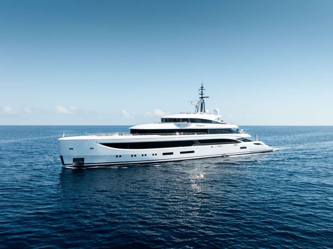 Benetti Dagger, il B.Now 67M ibrido con interni Sinot