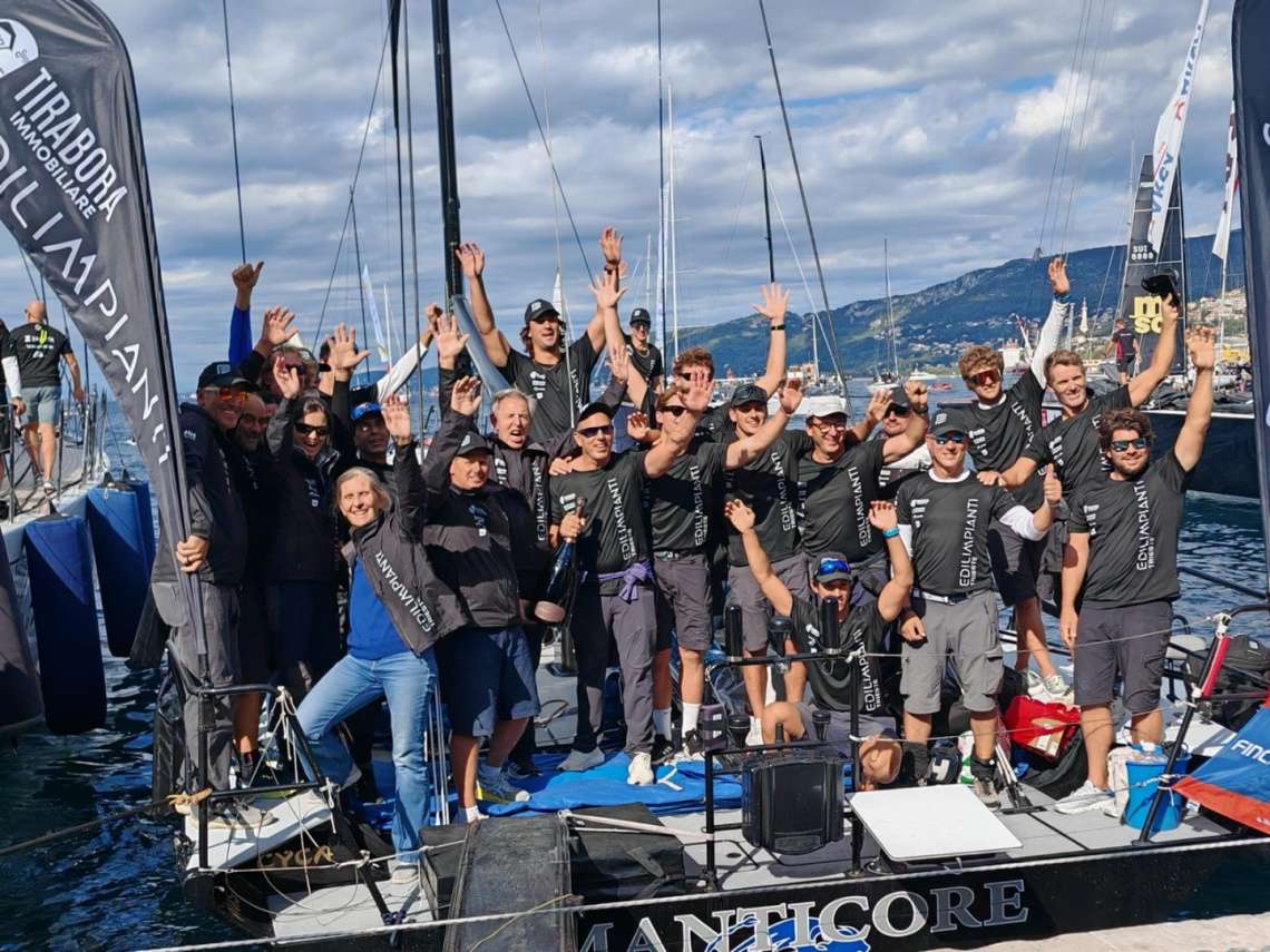 Il Club Lauria, con lo skipper Ganga Bruni, primo nella classe Maxi alla Barcolana di Trieste