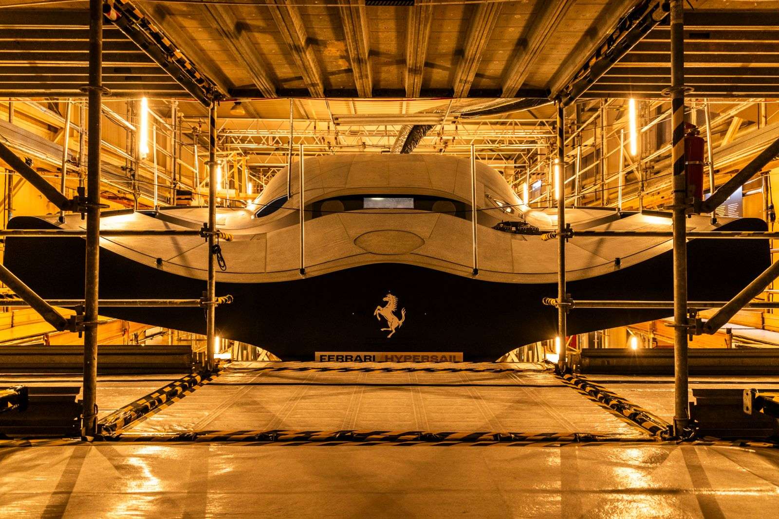 Ferrari Hypersail vista da vicino: impressiona lo scafo, sorprendono i dettagli