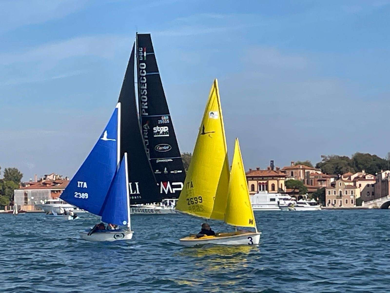 Veleziana 2026: le Hansa 303 di Vela Mestre x Tutti in Bacino San Marco, e un grazie a chi le ha portate fin lì