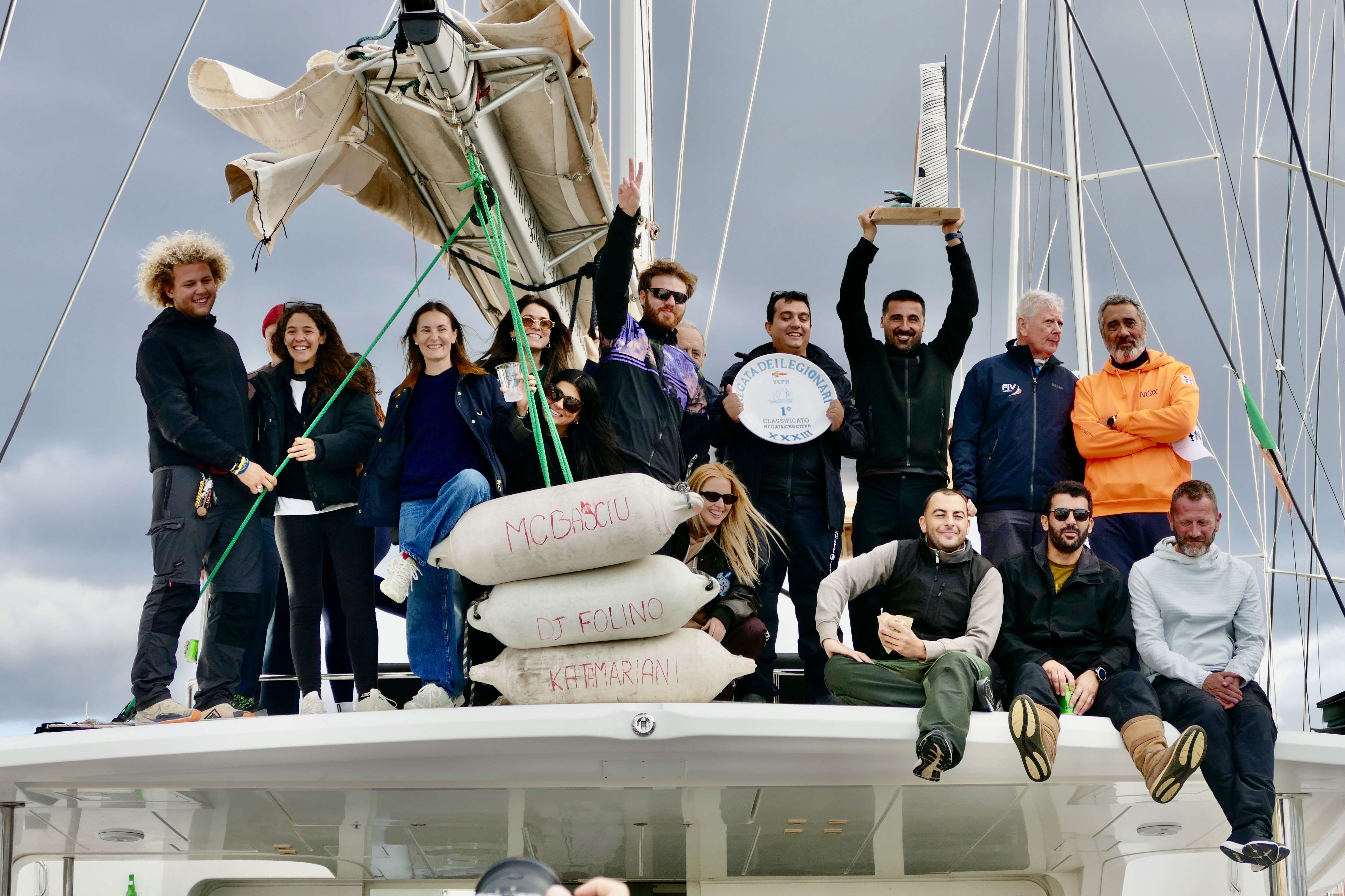 Regata dei Legionari, a Porto Rotondo trentatr&eacute; anni di vela, amicizia e memoria. Cyrene vince l’edizione 2026