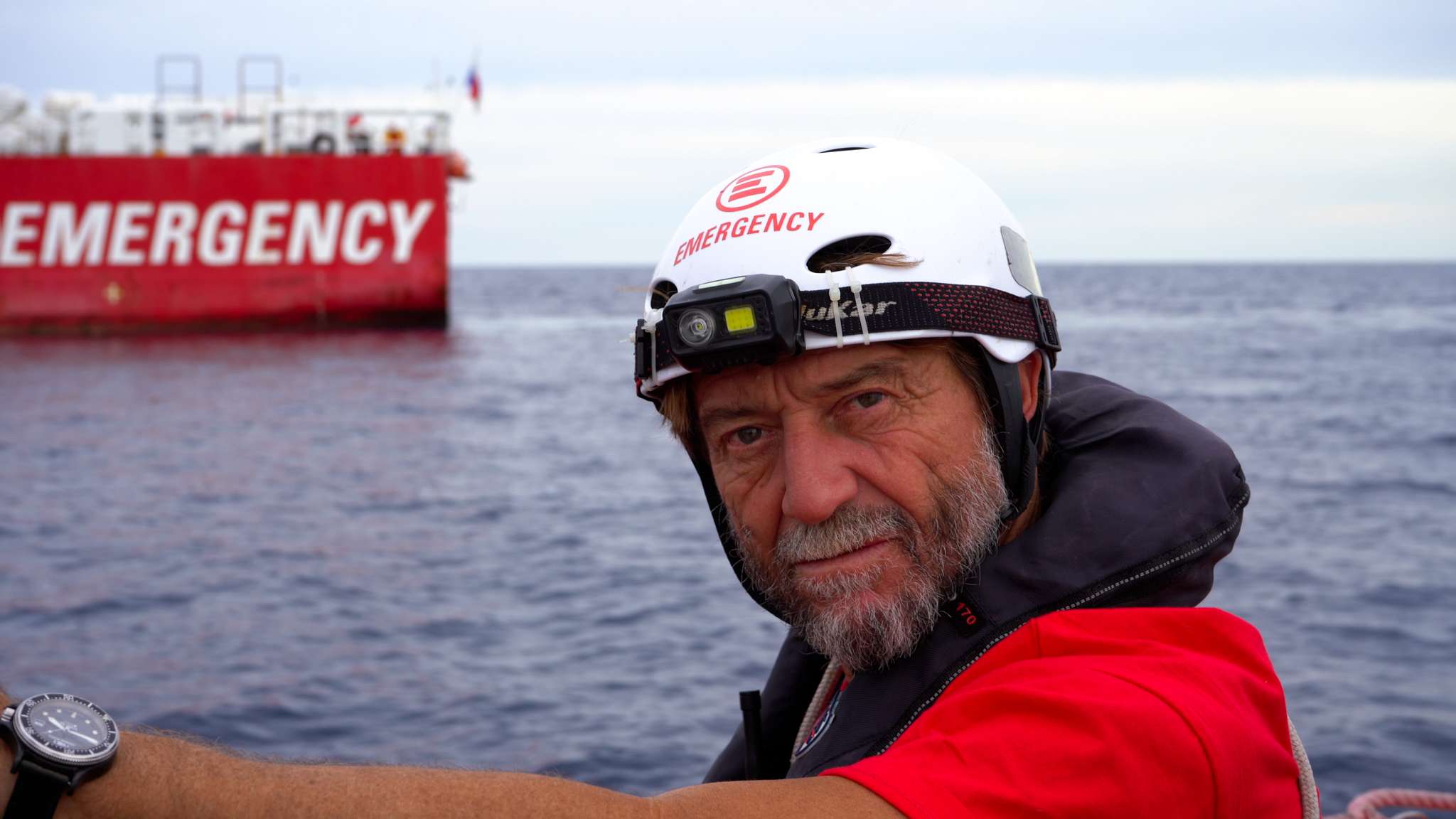 Giovanni Soldini a bordo della nave Life Support per una missione di ricerca e soccorso nel Mediterraneo centrale