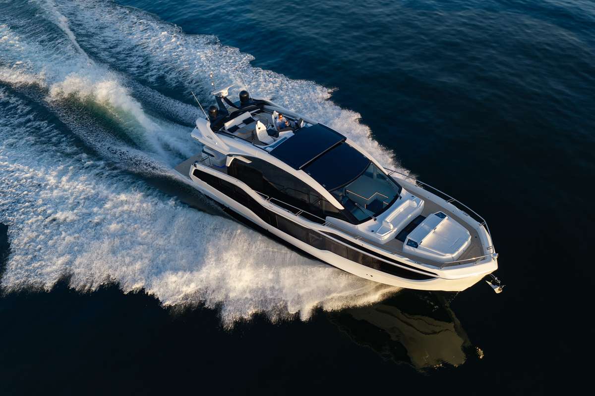 Galeon 570 Sky, balconi sul mare e plancia alta a scomparsa