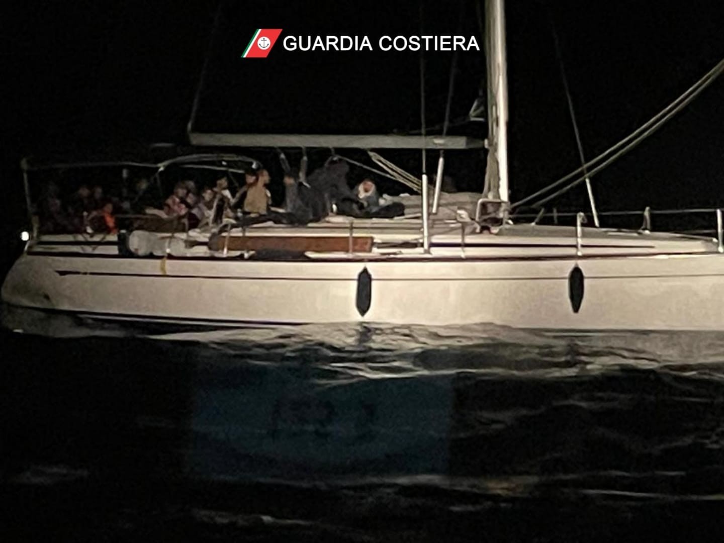 La Guardia Costiera salva 96 migranti su una barca a vela in difficoltà