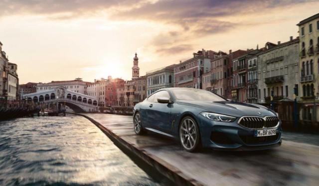 Lungo il Canal Grande a Venezia con la nuova BMW Serie 8 Coupé