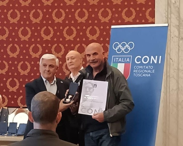 Silvio dell'innocenti a Lucca durante la cerimonia del CONI ritira la Stella d'argento al merito sportivo alla Società Velica Viareggina