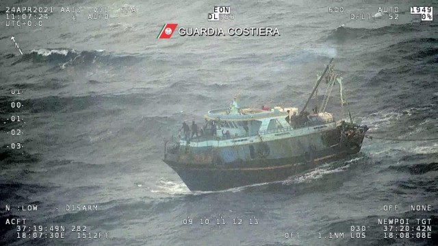 100 persone a bordo tratta in salvo dalla Guardia Costiera