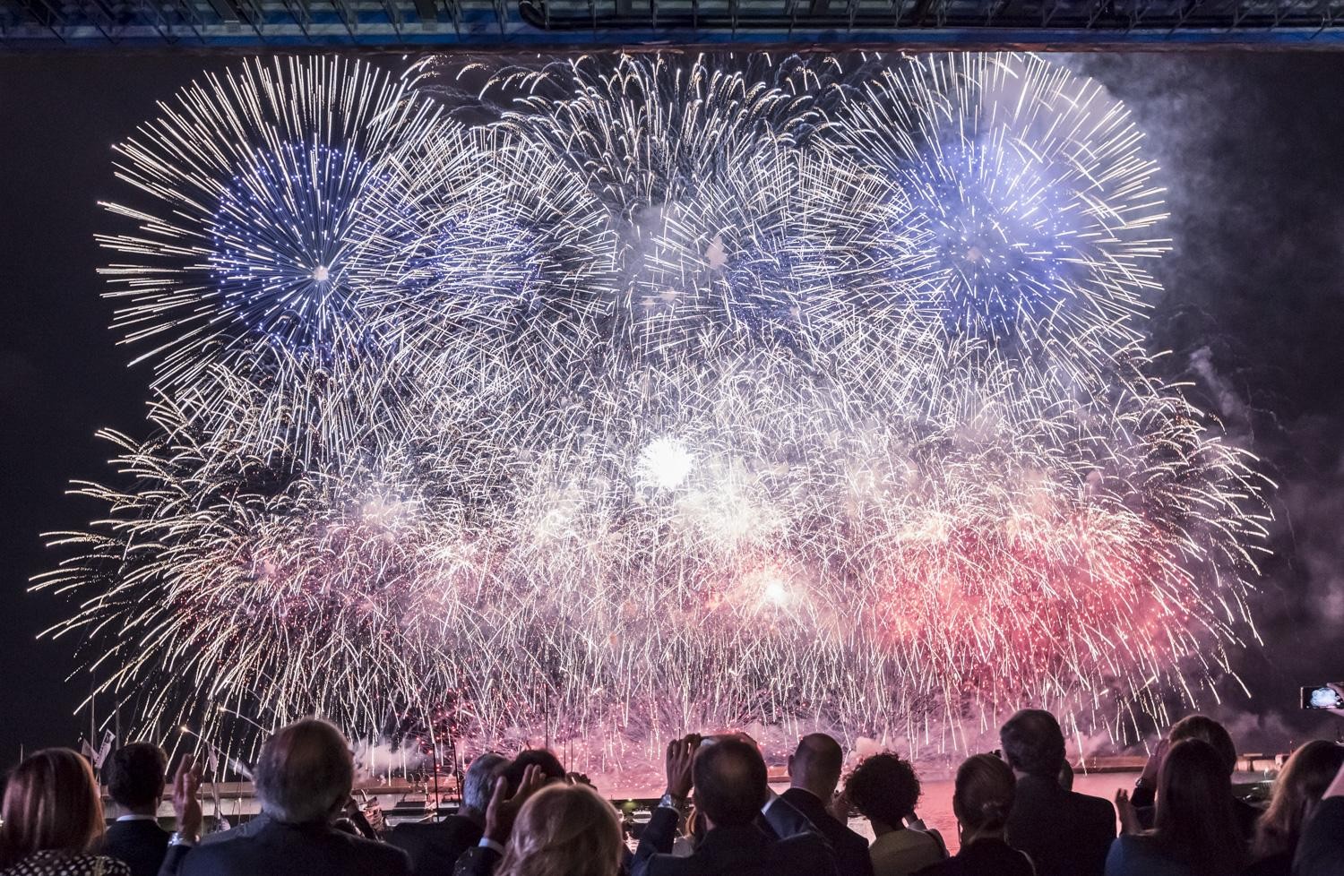 Fuochi d'artificio e molti ospiti alla serata glam del 57° Salone Nautico di Genova