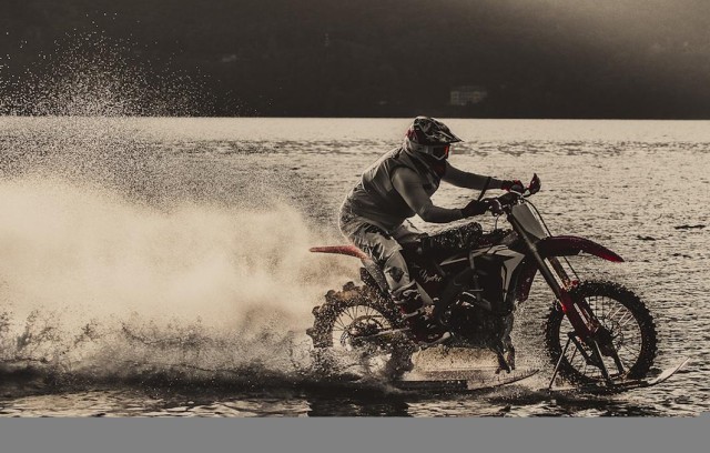 Luca Colombo tenta il record mondiale di velocità sul lago di Como con una moto da cross