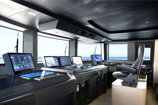 -	La plancia I-Bridge a bordo del Sanlorenzo 62 M/Y Cloud 9 è dotata di controlli touch per la gestione di tutti i dispositivi di comando