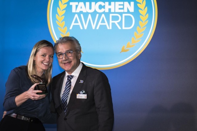 Mensch des Jahres-Award Emily Penn und Petros Michelidakis, Direktor boot Düsseldorf   (© JTSV/ Alex Hartmann)