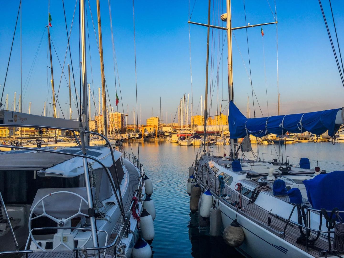 Marina Cala de’ Medici lancia il progetto “Alto Tirreno Charter Base” per salvare il turismo nautico in Toscana