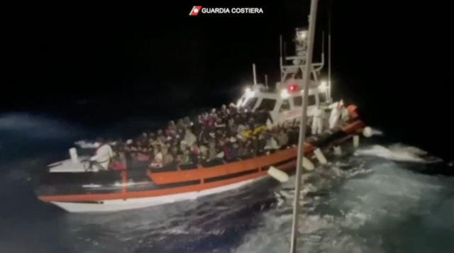 La Guardia Costiera soccorre 211 migranti a largo di Lampedusa