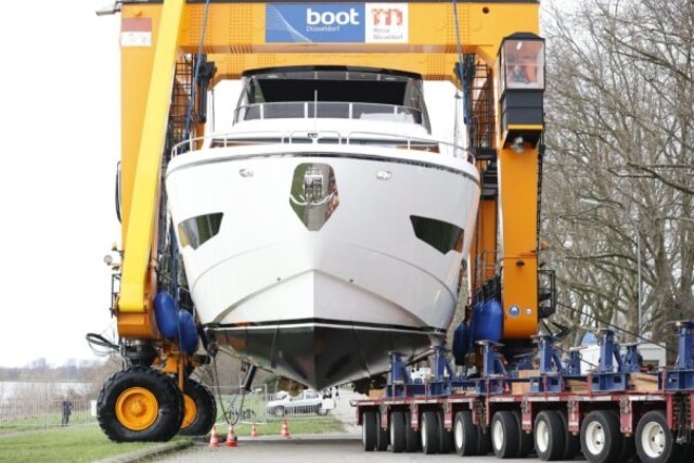 boot Düsseldorf 2024: Auskranung der Boote mit Schiffskran Big Willi