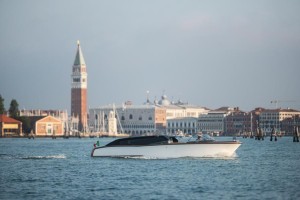 Die erste Einheit des 14-sitzigen Luxus-Wassertaxis Thunder wurde bei Cantieri Vizianello in Venedig gebaut