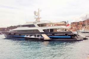 L’elegante yacht T.M. Blue One di Valentino a Porto Santo Stefano