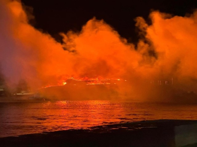 Incendio divora tre barche nel porto di San Felice Circeo