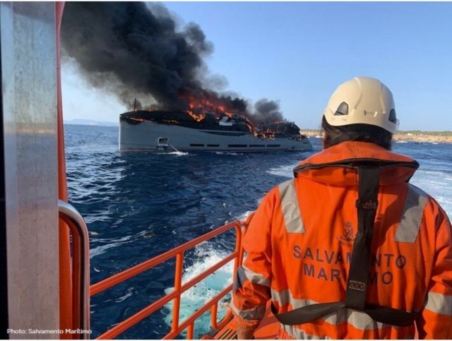 Superyacht italiano di 45 metri va fuoco a Formentera