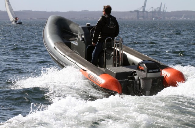 Tornado Boats hat ein neues, klimaneutrales Coach-Boot für Segelclubs auf den Markt gebracht: das Tornado 6m ZERO-E.