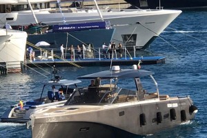 Super tender portano clienti alle barche in rada, foto Heron Yacht