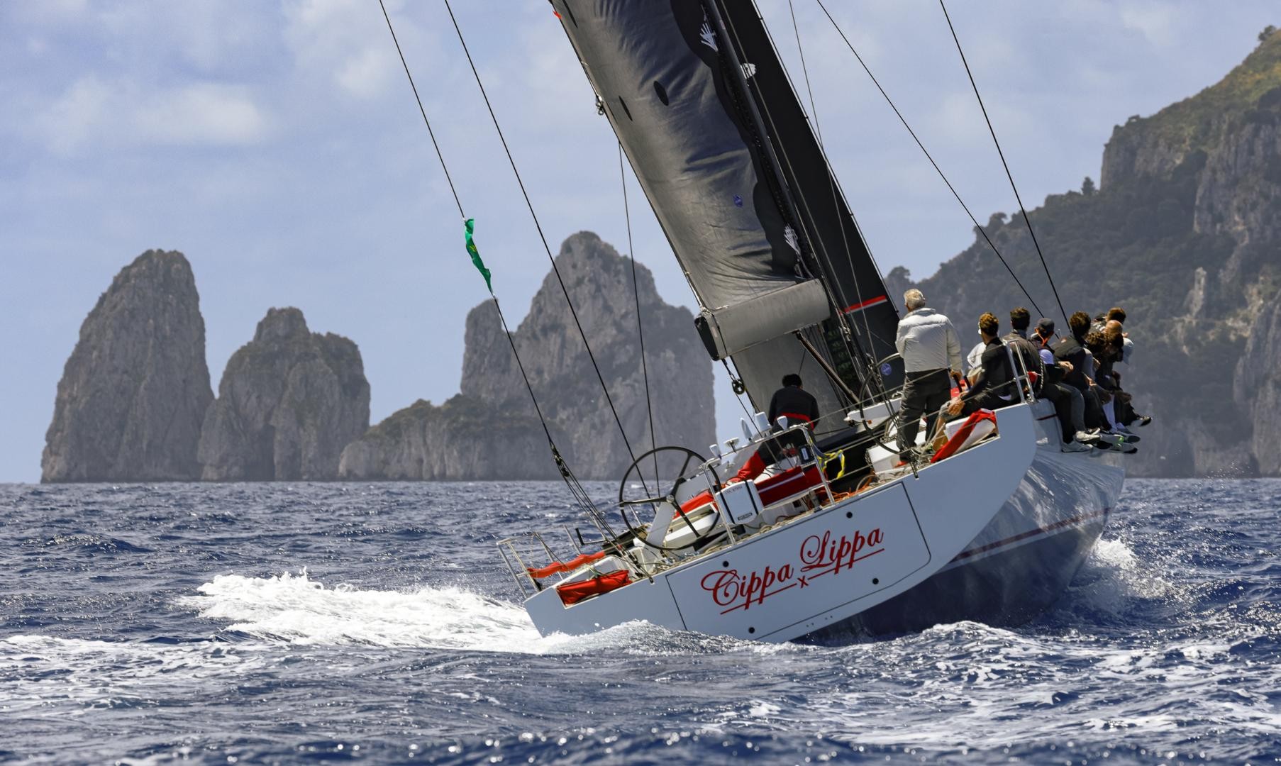 Cippa Lippa approaches the Faraglioni islands. Photo: Studio Borlenghi