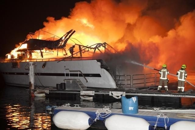 L'incendio nella Abu Dhabi Marina Yacht Club, foto The National UAE