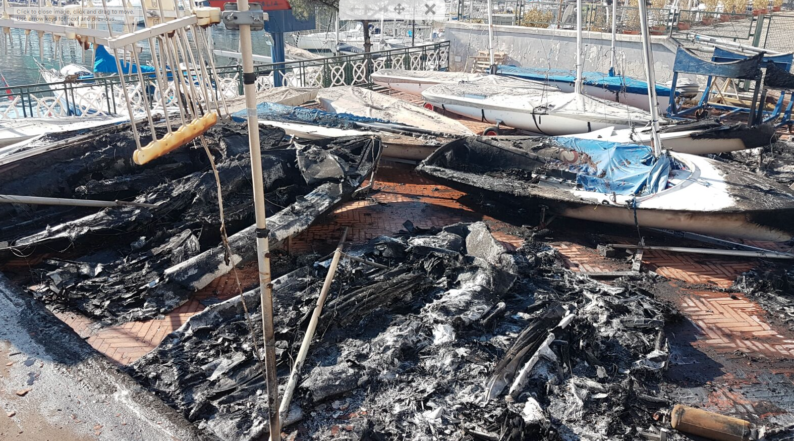 Barche distrutte dall'incendio al Circolo Italia di Napoli