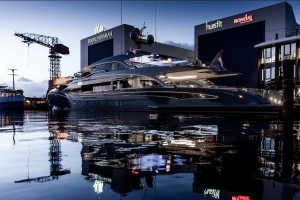Royal Huisman: laser light display to celebrate PHI's delivery