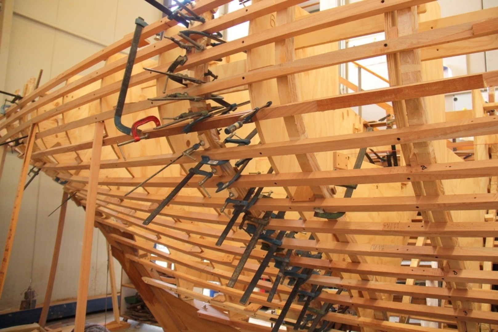 Barca in legno in costruzione Foto Maccione