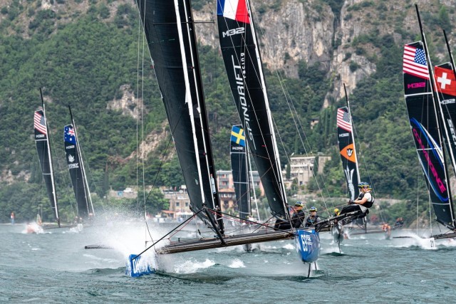 M32 Series: Two horse race in the M32 Worlds after dawn start
