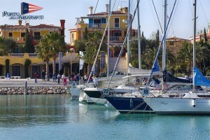 Der Porto degli Argonauti liegt in Marina di Pisticci, nahe bei Matera, der Kulturhauptstadt Europas 2019, im Herzen der Küste des Ionischen Meers, mitten im Mittelmeer.
