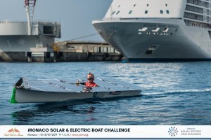 Una barca solare interamente ricoperta di pannelli fotovoltaici